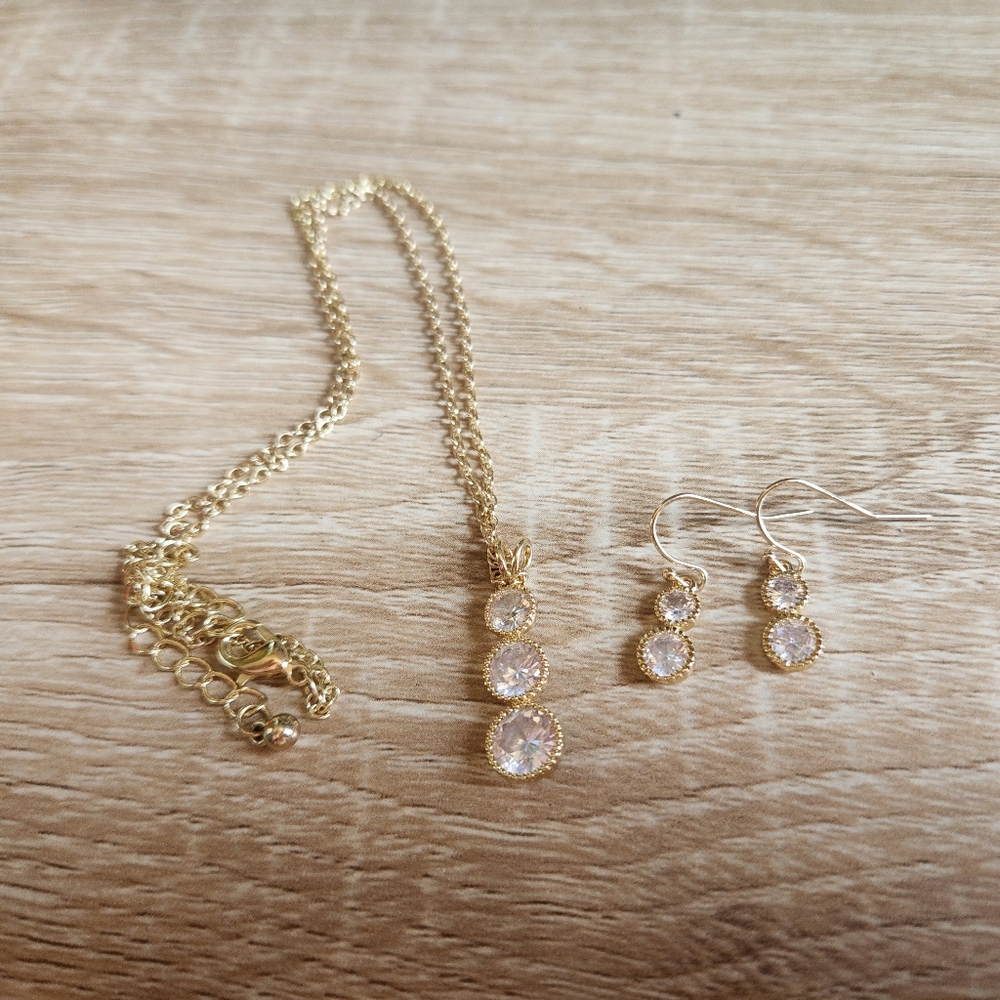Gold and cubic zircon jewelry set